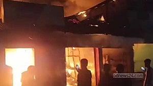 ভোলায় মধ্যরাতে আগুনে পুড়ল ৮ দোকান