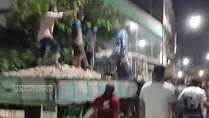 বরিশাল বিশ্ববিদ্যালয় ও বিএম কলেজের শিক্ষার্থীদের রাতভর সংঘর্ষ, আহত ৮২