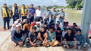 মেঘনায় অবৈধভাবে বালু উত্তোলন: ড্রেজার-নৌযানসহ আটক ২৮