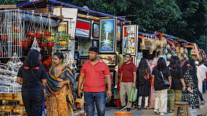কারুপণ্যে সাজানো দোয়েল চত্বর