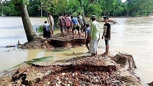 কুমিল্লায় বন্যায় ১১০০ কিলোমিটার পাকা সড়কের ক্ষতি