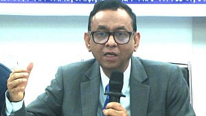 পোশাক খাতে অস্থিরতায় প্রতিবেশী দেশের ‘ইন্ধন’ দেখেন শ্রম সচিব