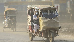 Shyampur blanketed in dust