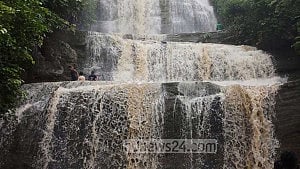 ঝরনায় ছুটে এলো পাথর, ব্যাংক কর্মকর্তার মৃত্যু