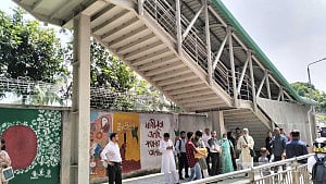 মাঝপথে মেট্রোরেল বন্ধ, নগরবাসীর দুর্ভোগ
