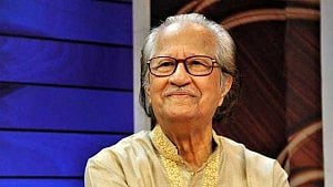 অসুস্থ মুস্তাফা মনোয়ার আইসিইউতে