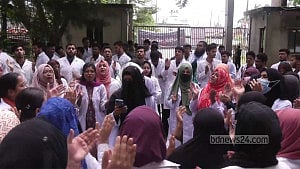 অধ্যক্ষের পদত্যাগ দাবিতে নোয়াখালী মেডিকেল কলেজে ‘কমপ্লিট শাটডাউন’
