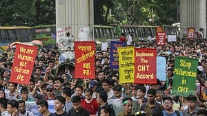 পাহাড়ের আগুন নেভাতে হবে