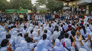 অবরোধ শিক্ষার্থীদের, ভোগান্তি মানুষের