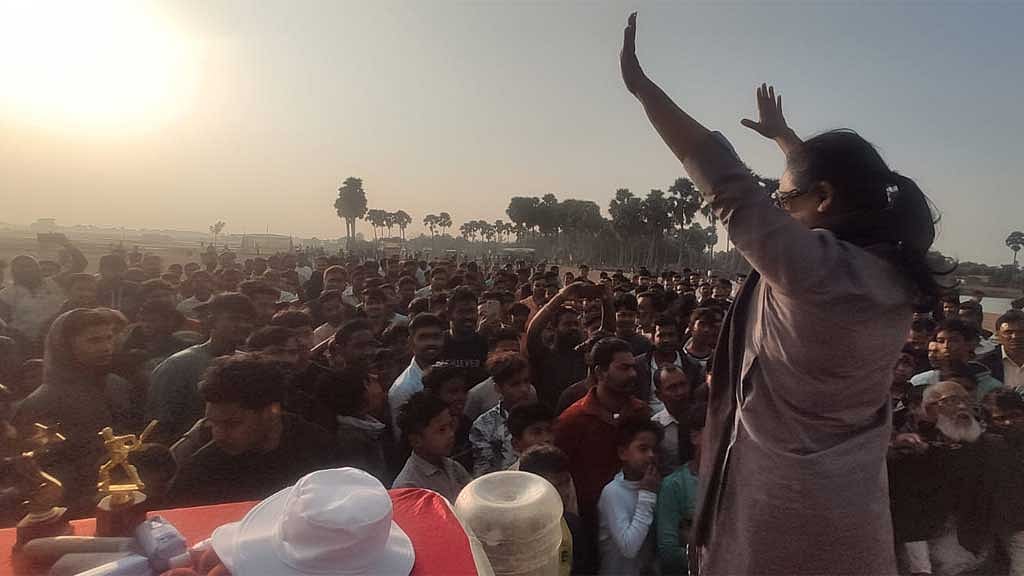 তালীবপুরের বড় মাঠে আলীমকন্যা নূরাজাহান আলীম