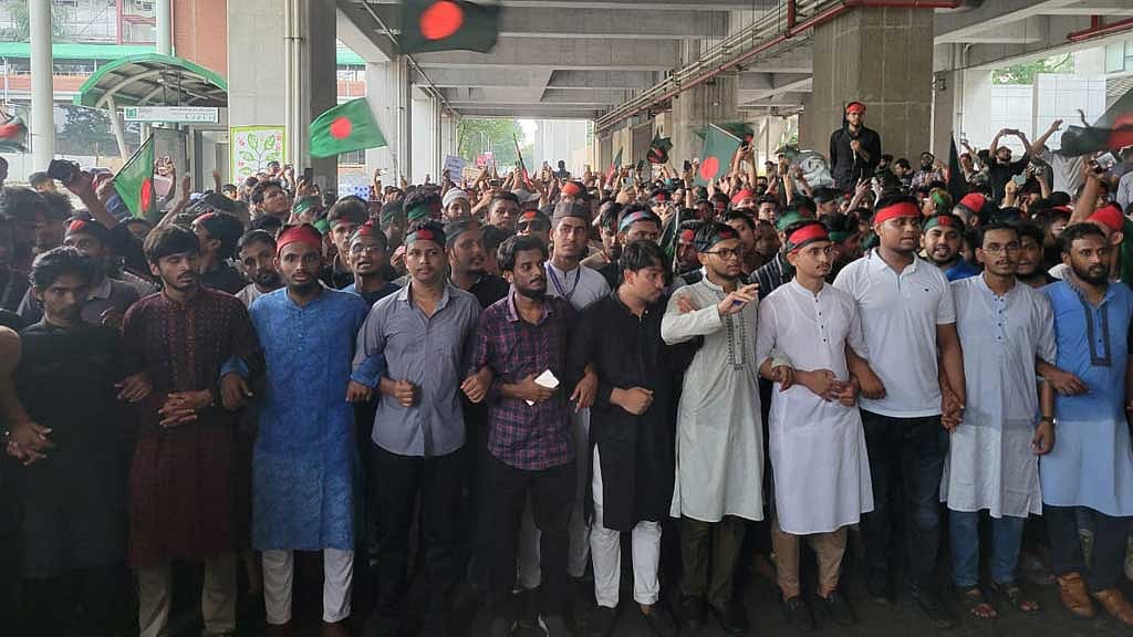 সরকার পতনের এক মাস পূর্তিতে বৈষম্যবিরোধী ছাত্র আন্দোলনের মিছিলে সমন্বয়ক আবদুল কাদের। 