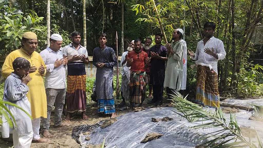 তোফাজ্জলের শেষ শয্যা হয়েছে তার মা-বাবা ও ভাইয়ের কবরের পাশে।