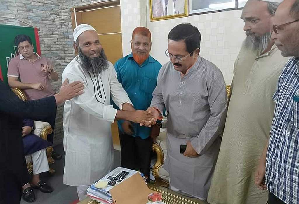 বাঁ থেকে সাদা পাঞ্জাবি পরিহিত মচুয়া সাঈদ, গাপ্পি, নানক, শওকাত ও জিলানী।