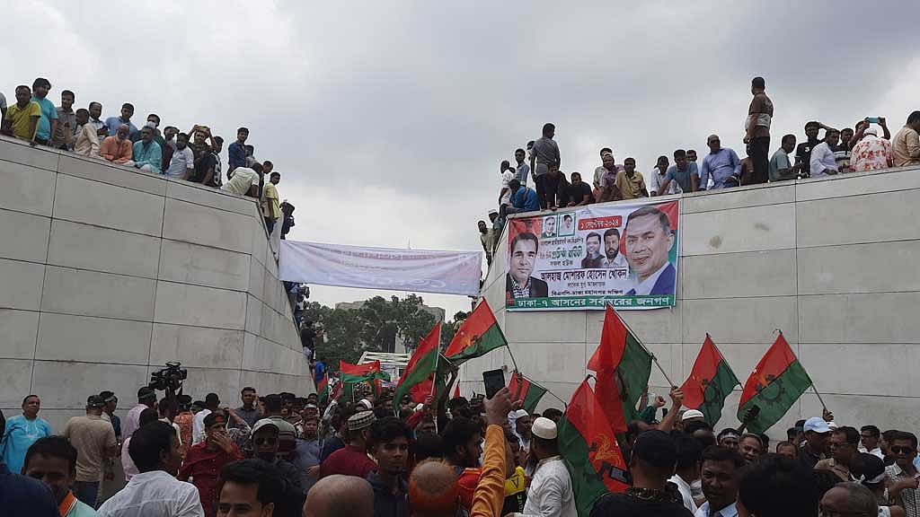 বিএনপির প্রতিষ্ঠাবার্ষিকী উপলক্ষে রোববার ঢাকার চন্দ্রিমা উদ্যানে দলের প্রতিষ্ঠাতা জিয়াউর রহমানের করবে ফুল দিয়ে শ্রদ্ধা নিবেদন করেন দলটির নেতাকর্মীরা। 