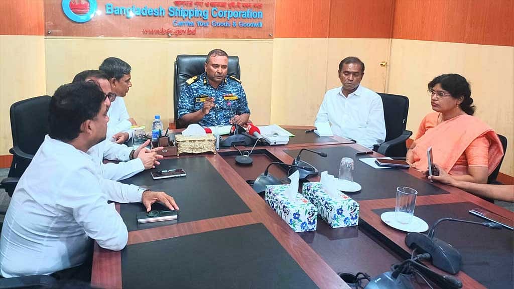 এমটি বাংলার জ্যোতিতে অগ্নিকাণ্ডের বিষয়ে বিস্তারিত জানাতে সোমবার সংবাদ সম্মেলনে আসেন বাংলাদেশ শিপিং করপোরেশনের ব্যবস্থাপনা পরিচালক কমডোর মাহমুদুল মালেক।