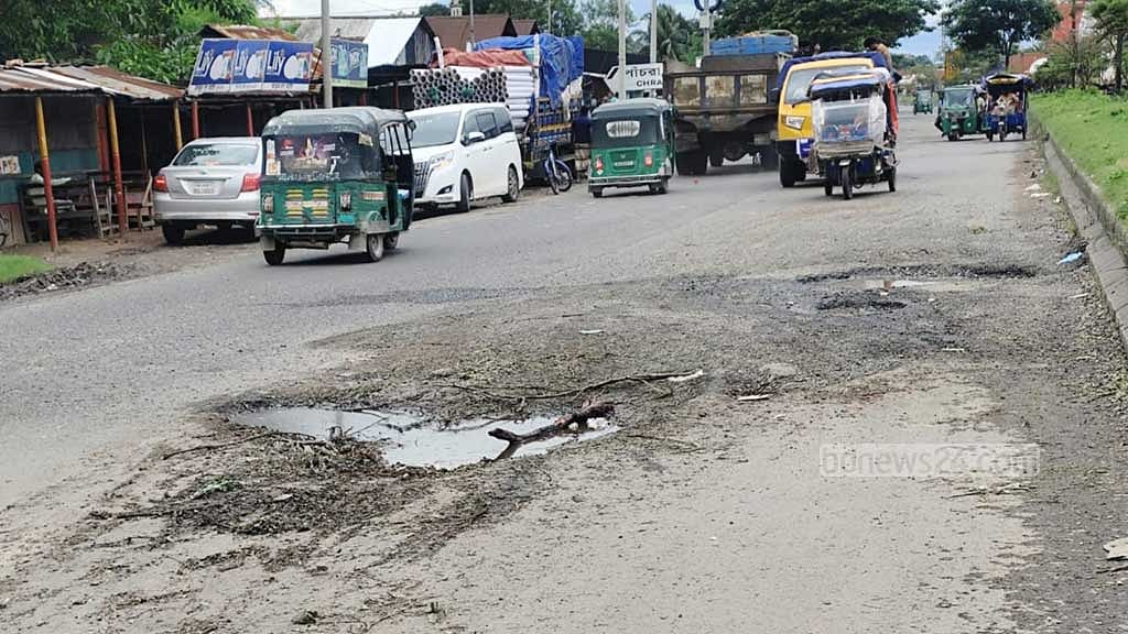 ঢাকা-চট্টগ্রাম মহাসড়কের বিভিন্ন স্থানে দেখা দিয়েছে খানাখন্দ। 
