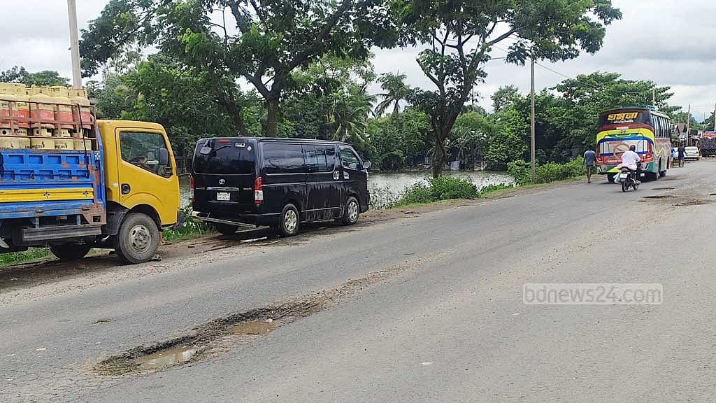 ঢাকা-চট্টগ্রাম মহাসড়কের বিভিন্ন স্থানে দেখা দিয়েছে খানাখন্দ। 