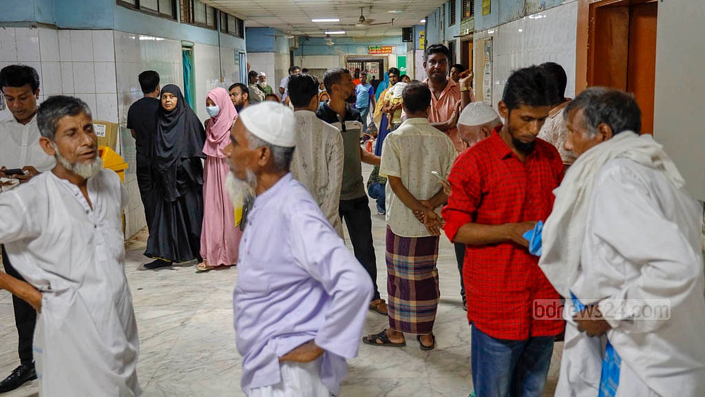 ২০২৪ সালের ৩১ আগস্ট রাতে অপারেশন থিয়েটারে হামলা এবং কর্তব্যরত চিকিৎসক ও স্বাস্থ্যকর্মীদের বেদম মারধরের প্রতিবাদে ইন্টার্ন চিকিৎসকরা কর্মবিরতির ডাক দিলে ঢাকা মেডিকেল কলেজ হাসপাতালের জরুরি বিভাগের সামনে রোগী ও স্বজনদের এমন ভিড় ও অস্থিরতা দেখা গেছে কয়েক দিন। ফাইল ছবি