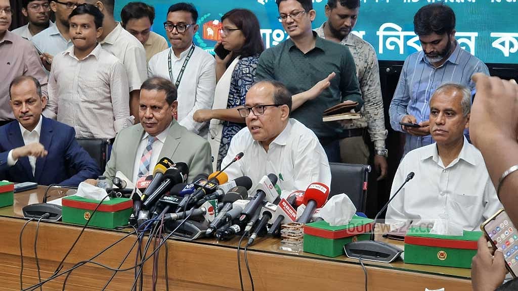 বৃহস্পতিবার সংবাদ সম্মেলনে এসে প্রধান নির্বাচন কমিশনার কাজী হাবিবুল আউয়াল ও অন্য চার কমিশনার পদত্যাগের ঘোষণা দেন।