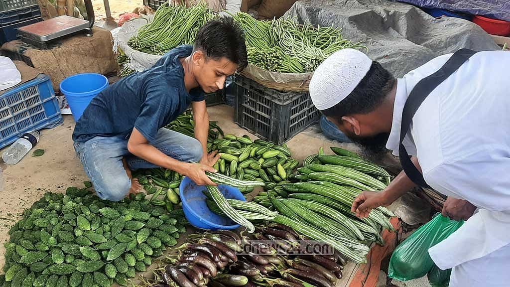 মহাখালী কাঁচা বাজারে সব সবজির দাম আগের সপ্তাহের চেয়ে বেশি ছিল। মো. ফয়েজের দোকান।