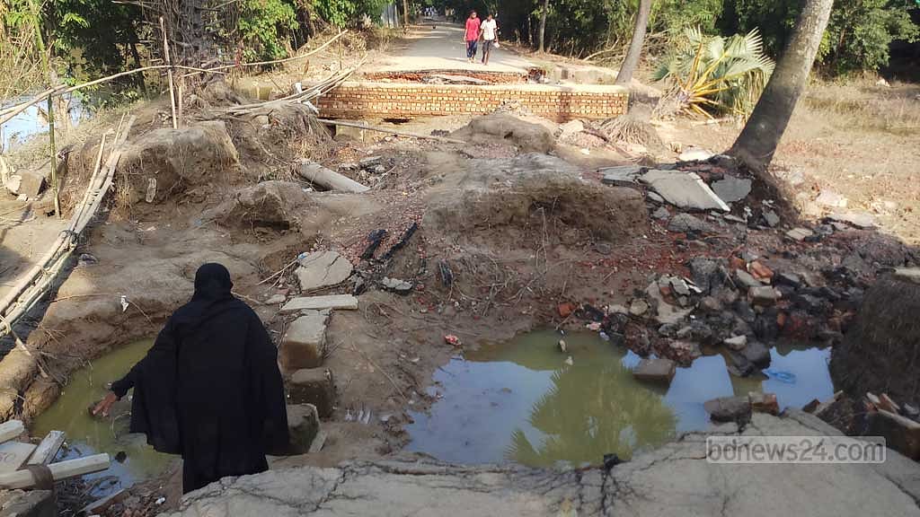 ফেনীর ফুলগাজী ও পরশুরামের অনেক জায়গা বন্যার পানিতে তলিয়ে সড়ক ভেঙে পড়েছে।