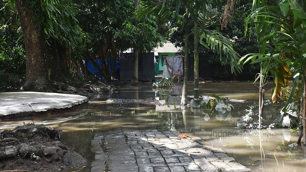 ফেনীতে বানের পানি নামতে শুরু করায় বেরিয়ে পড়ছে ক্ষতিগ্রস্ত বাড়িঘরের কঙ্কাল।