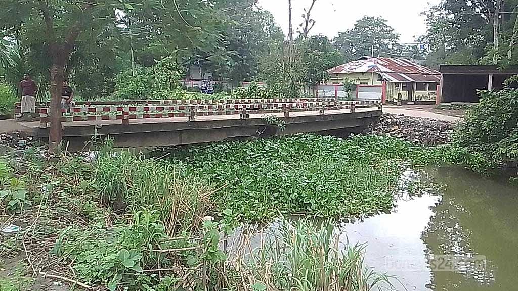 ফেনীর বেশিরভাগ খাল হয় বেদখলে নাজেহাল, না হয় দূষণে ভরাট হয়ে আছে। ফলে সেগুলো দিয়ে বন্যার পানি দ্রুত নামতে পারছে না।