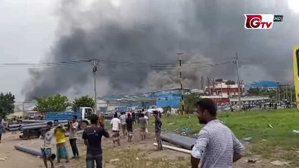 ছাত্র-জনতার আন্দোলনে সরকার পতনের দিন রূপগঞ্জে গাজী গ্রুপের টায়ার কারখানায় ভাঙচুর ও আগুন দেওয়ার মধ্যে লুট করে জিনিসপত্র নিয়ে যেতে দেখা যায় অনেককে। ছব: গাজী টিভি থেকে নেওয়া। 