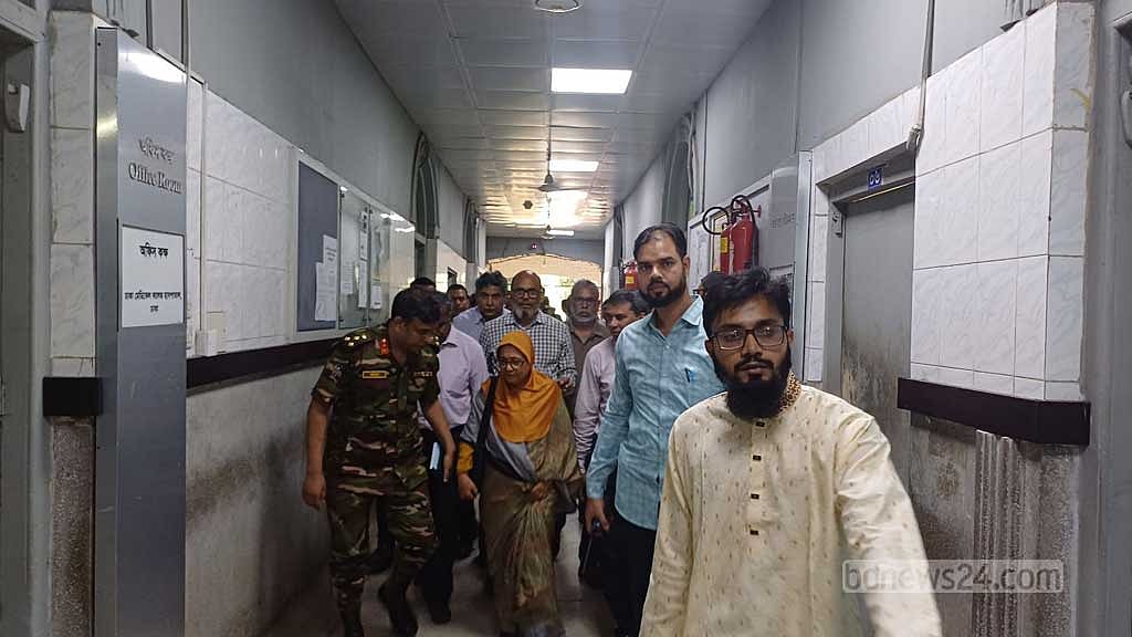 চিকিৎসকদের কর্মবিরতির পর সমঝোতা করতে স্বাস্থ্য উপদেষ্টা নুরজাহান বেগম রোববার ঢাকা মেডিকেলে যান।