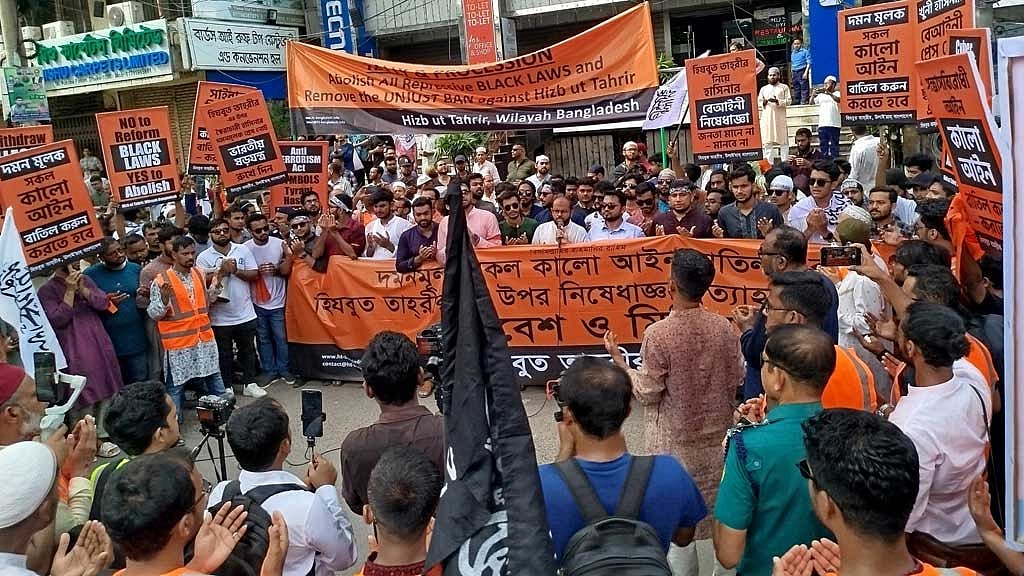 আওয়ামী লীগ সরকার পতনের দিনই রাজধানীতে প্রকাশ্যে মিছিল করে ২০০৯ সালে নিষিদ্ধ ঘোষিত সংগঠন হিযবুত তাহরীর। পরে আরও কর্মসূচি পালন করে। নিষেধাজ্ঞা প্রত্যাহারে স্বরাষ্ট্র মন্ত্রণালয়ে আবেদনও করেছে তারা।
