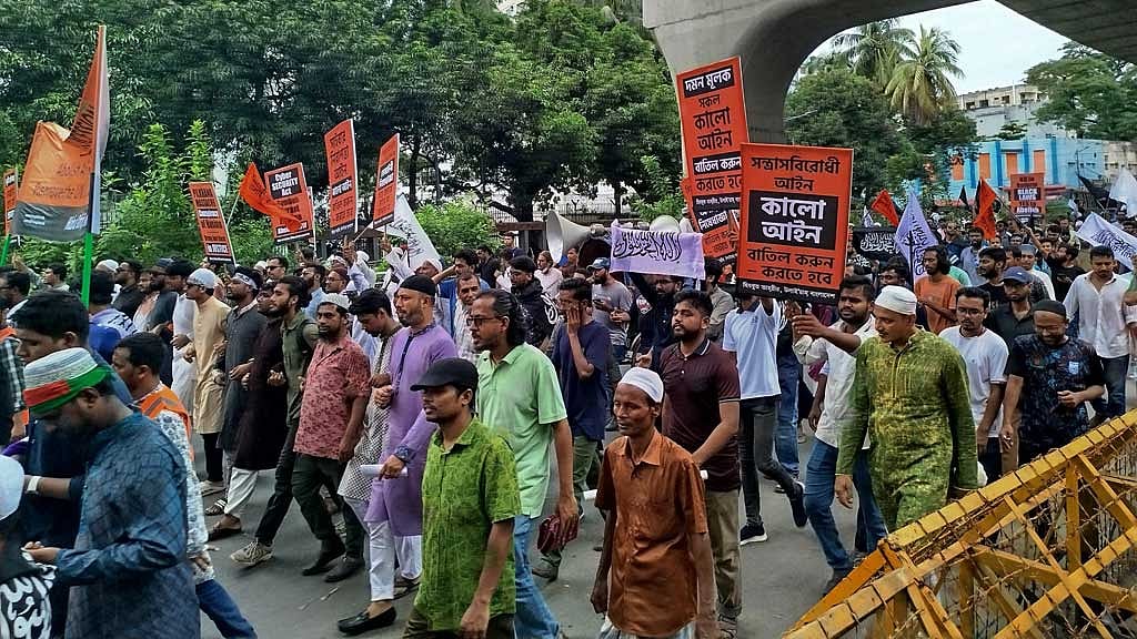 সন্ত্রাসবিরোধী যে আইনে হিযবুত তাহরীরকে নিষিদ্ধ করা হয়েছে, সেই আইনটি বাতিলের দাবি জানাচ্ছে তারা।