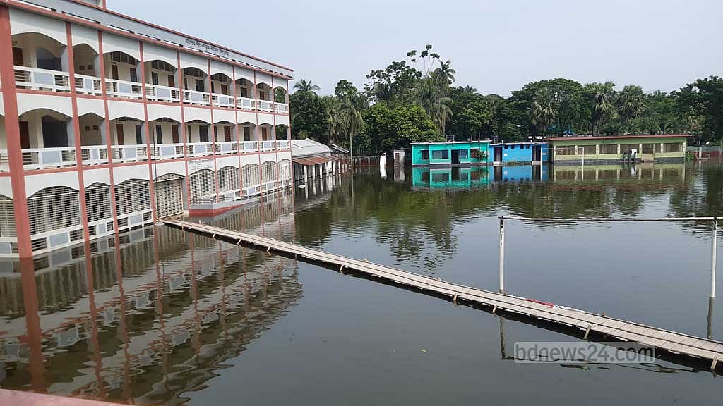 যশোরের ভবদহ জলাবদ্ধতা এবার প্রকট রূপ নিয়ে জনজীবনে বিপর্যয় ডেকে এনেছে। ঘরবাড়ি, রাস্তাঘাট, স্কুল-কলেজ, মসজিদ-মন্দিরে পানি উঠে গেছে; যা আর নামছে না, যেন ক্রমেই বাড়ছে।