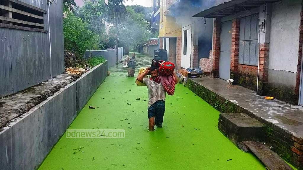 ভবদহ এলাকার মানুষ ধীরে ধীরে পরিবেশ-উদ্বাস্তুতে পরিণত হচ্ছে।