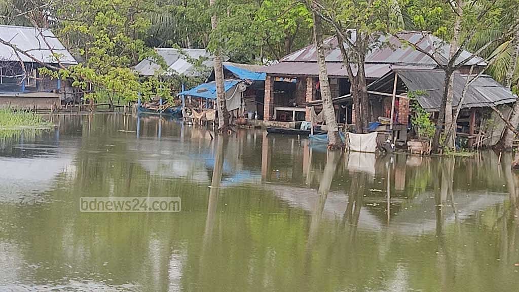 ভবদহ এলাকার মানুষ ধীরে ধীরে পরিবেশ-উদ্বাস্তুতে পরিণত হচ্ছে।