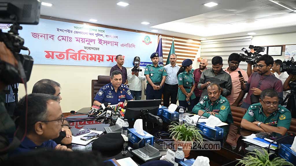 চট্টগ্রাম মহানগর পুলিশের সদরদপ্তরে সাংবাদিকদের মুখোমুখি পুলিশ প্রধান মো. ময়নুল ইসলাম।