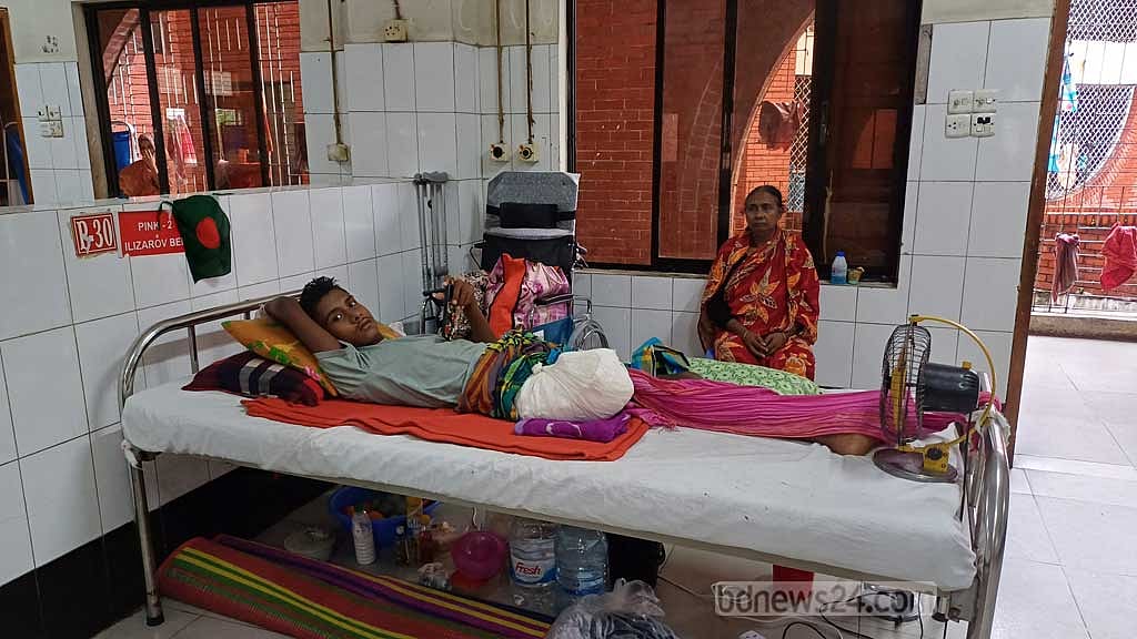 ৫ অগাস্ট গাজীপুরে পুলিশের গুলিতে আহত হয় রেস্তোরাঁকর্মী মো. মোরসালিন মিয়া। তার ডান পা কেটে ফেলতে হয়েছে। 