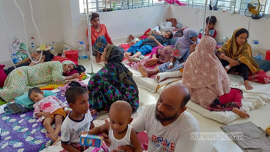 নোয়াখালী জেনারেল হাসপাতালের ডায়রিয়া ওয়ার্ডে স্থান সংকুলান না হওয়ায় হাসপাতালের নির্মাণাধীন ভবনের দ্বিতীয় তলায় জরুরি ভিত্তিতে একটি ডায়রিয়া ওয়ার্ড খোলা হয়েছে।