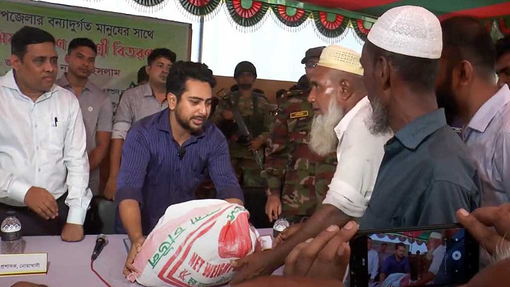 শুক্রবার বিকালে নোয়াখালীর বেগমগঞ্জে বন্যার্তদের মধ্যে ত্রাণ বিতরণ করেন তথ্য উপদেষ্টা নাহিদ ইসলাম।