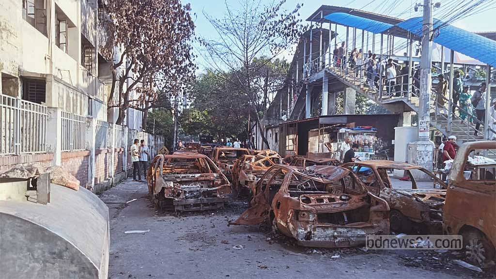 ৫ অগাস্ট হামলায় বিধ্বস্ত ঢাকার ভাটারা থানা ভবনের সামনে এখনও আগুনে ঝলসানো পুলিশের গাড়ির কঙ্কাল পড়ে আছে। মঙ্গলবারের অবস্থা।