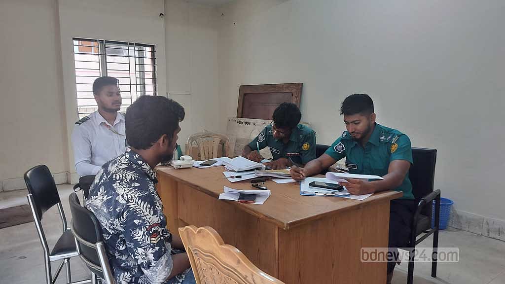ঢাকার আদাবর থানায় টেবিল পেতে দৈনন্দিন কাজ চালিয়ে নিচ্ছেন কর্মকর্তারা। এখনও থানা গোছানোর কাজ চলছে।