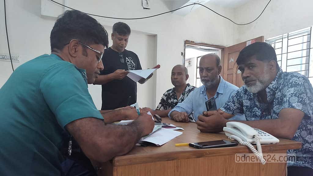 আদাবর থানায় মঙ্গলবার বেশ কয়েকজন বিভিন্ন অভিযোগ নিয়ে আসেন।