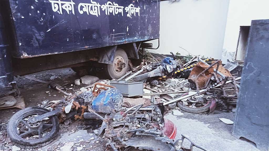 ভাটারা থানার মধ্যে এখনও ধ্বংসস্তূপ। মঙ্গলবারের ছবি।