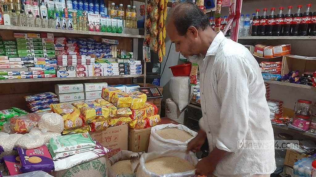 নিজের দোকানে রমিজ উদ্দীন।