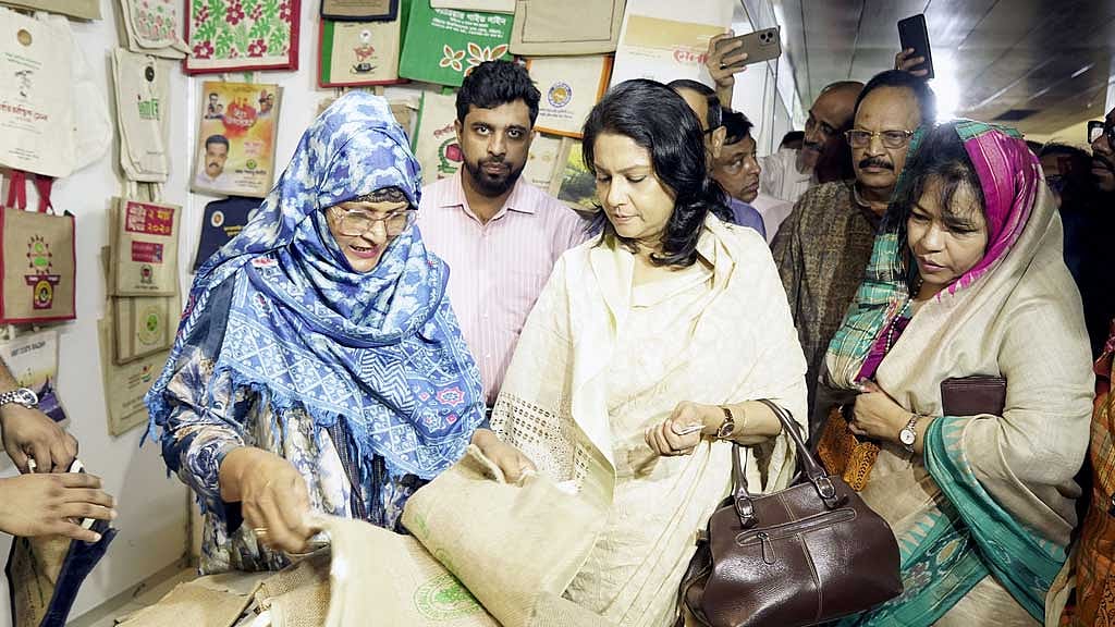 সকালে মেলা পরিদর্শন করেন পরিবেশ ও বন উপদেষ্টা সৈয়দা রিজওয়ানা হাসান।