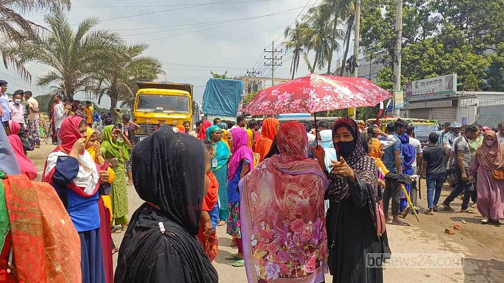 গোলযোগের কারণ প্রতিদিনই অনেক কারখানায় ছুটি ঘোষণা করছে মালিকপক্ষ।