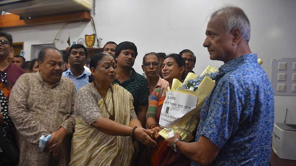 বাংলাদেশ শিল্পকলা একাডেমির মহাপরিচালক হিসেবে মঙ্গলবার সকালে যোগ দেন সৈয়দ জামিল আহমেদ। এরপর তাকে ফুল দিয়ে স্বাগত জানান থিয়েটারের শিল্পীরা।