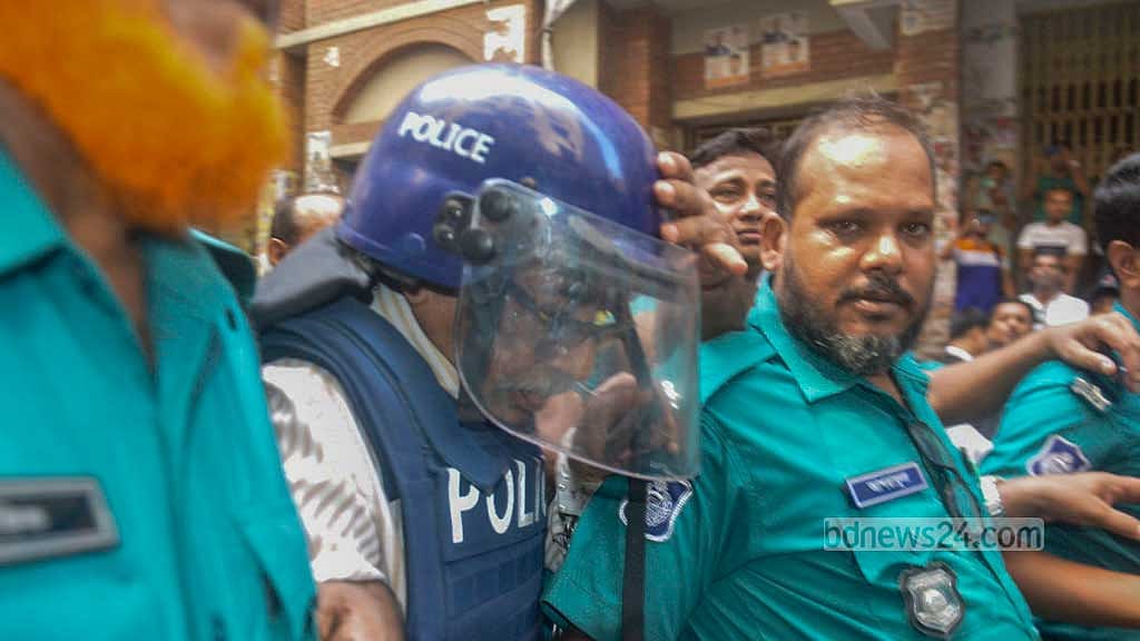 জুলাই আন্দোলনের সময় হত্যার মামলায় আদালতে তোলা হয় শাহরিয়ার কবিরকে। ফাইল ছবি