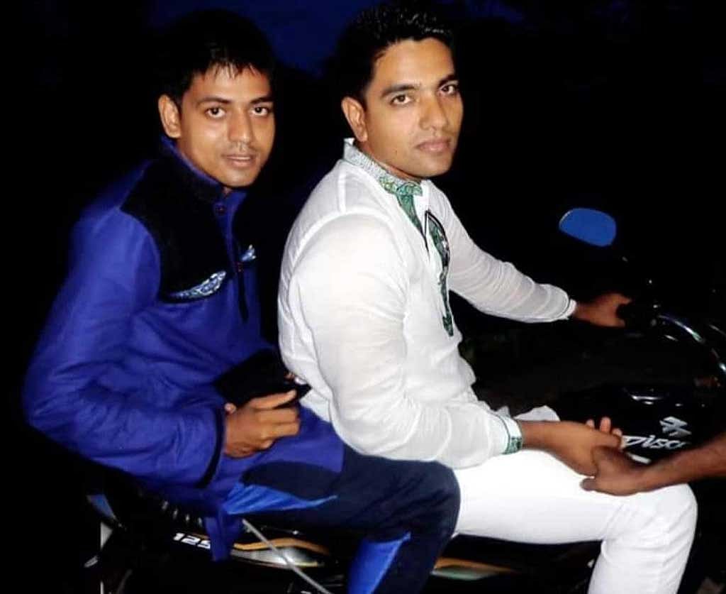 আট বছর আগে বাবা, ৫ বছর আগে মাকে হারান তোফাজ্জল। এরপর দেখা দেয় মানসিক সমস্যা। তখন তার দেখাশোনা করতেন বড় ভাই। গত রোজায় এই তাকেও হারান তোফাজ্জল।