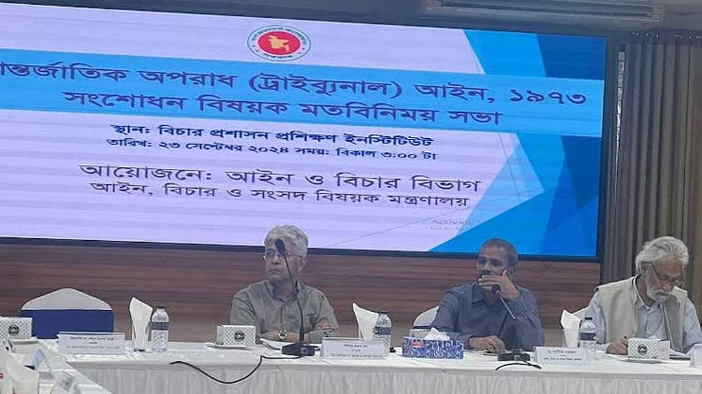 সরকার পতন আন্দোলনে প্রাণহানির বিচার আন্তর্জাতিক অপরাধ ট্রাইব্যুনালে করার কথা প্রথম বলেছিলেন আইন উপদেষ্টা আসিফ নজরুল। তিনি আইন সংশোধনেরও উদ্যোগ নিয়েছেন।