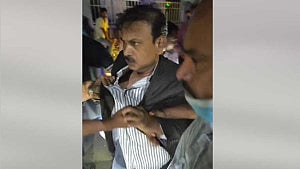 জামিন: সাবেক এমপি আজিজকে মারধর করে পুলিশে হস্তান্তর